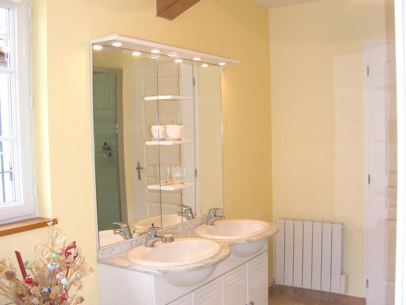 onc_Salle de bain avec cabine douche.JPG